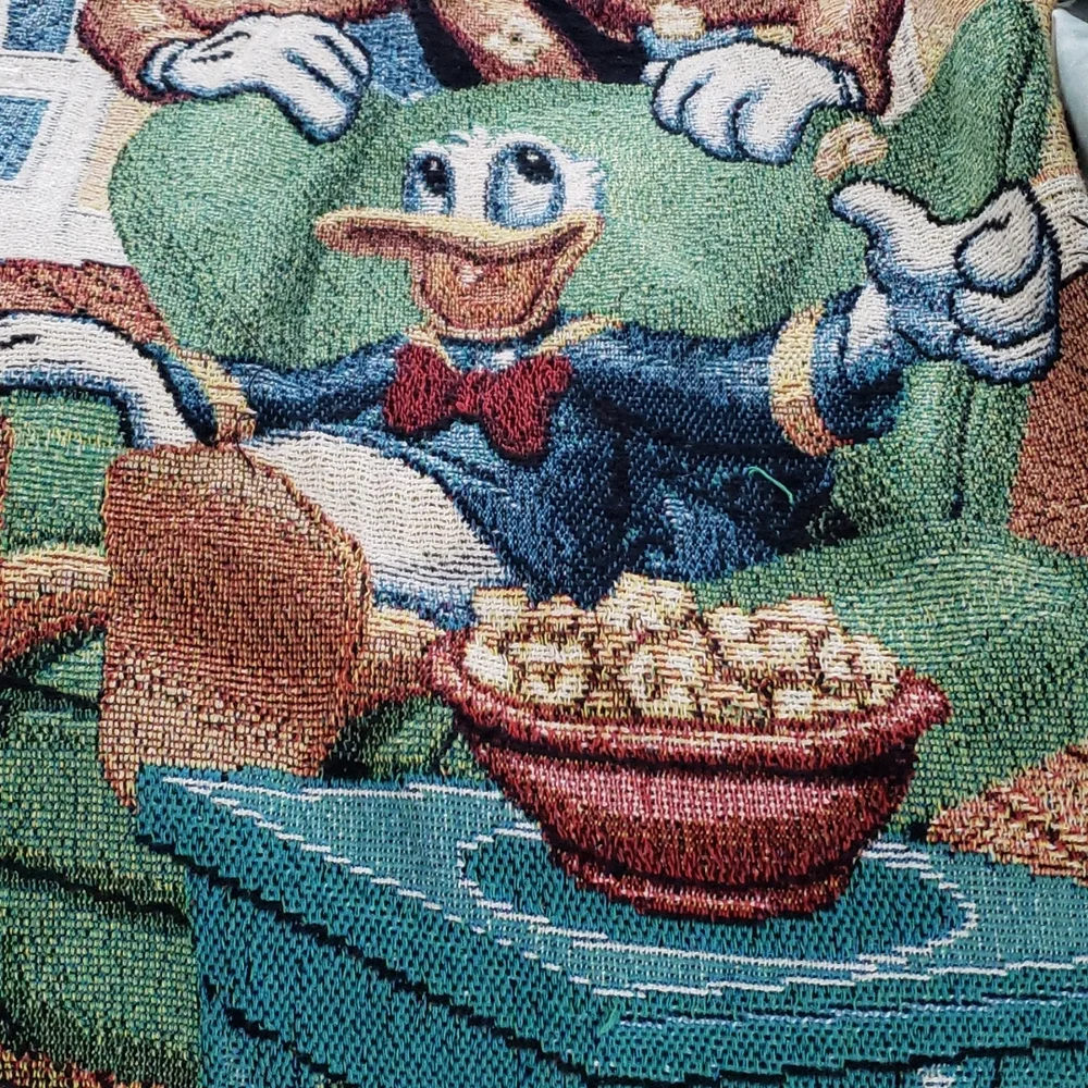 Walt Disney World Mickey's Holiday Gathering Woven Knit Throw 60X50